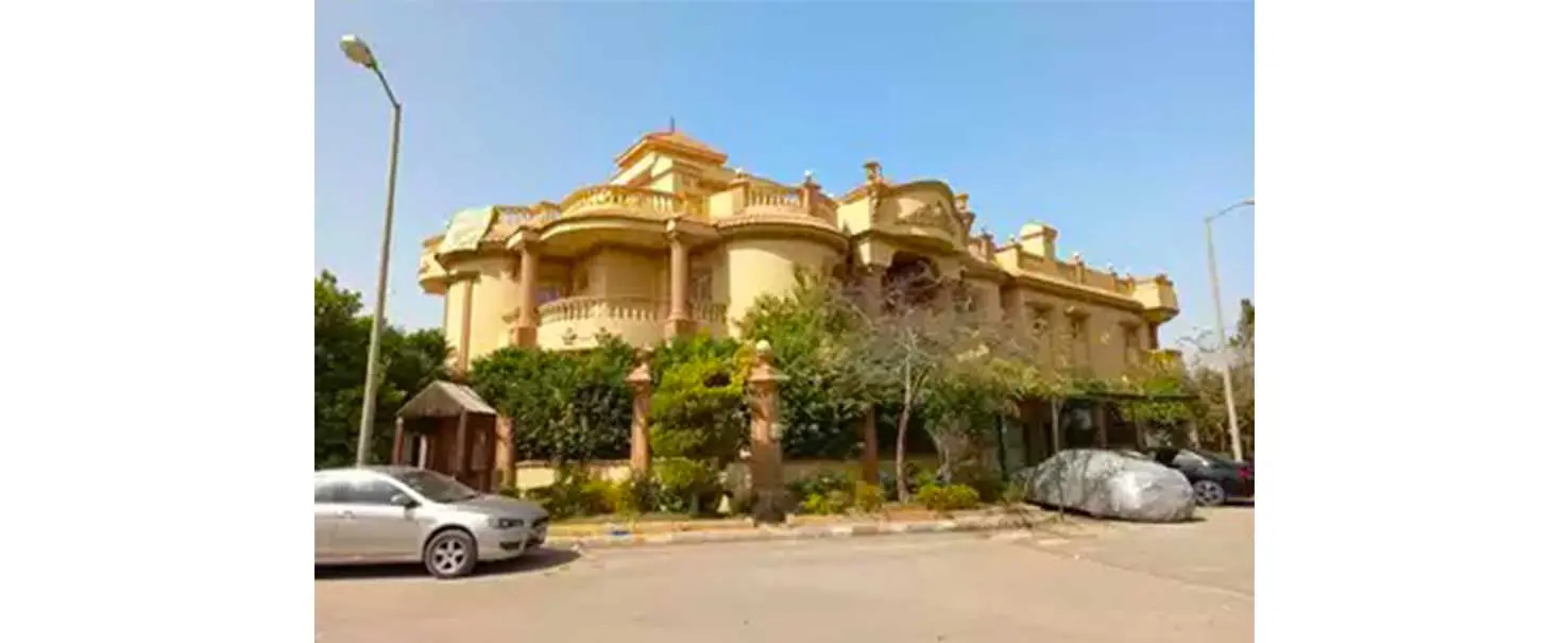 Yasmeen Greenland | Twin-house